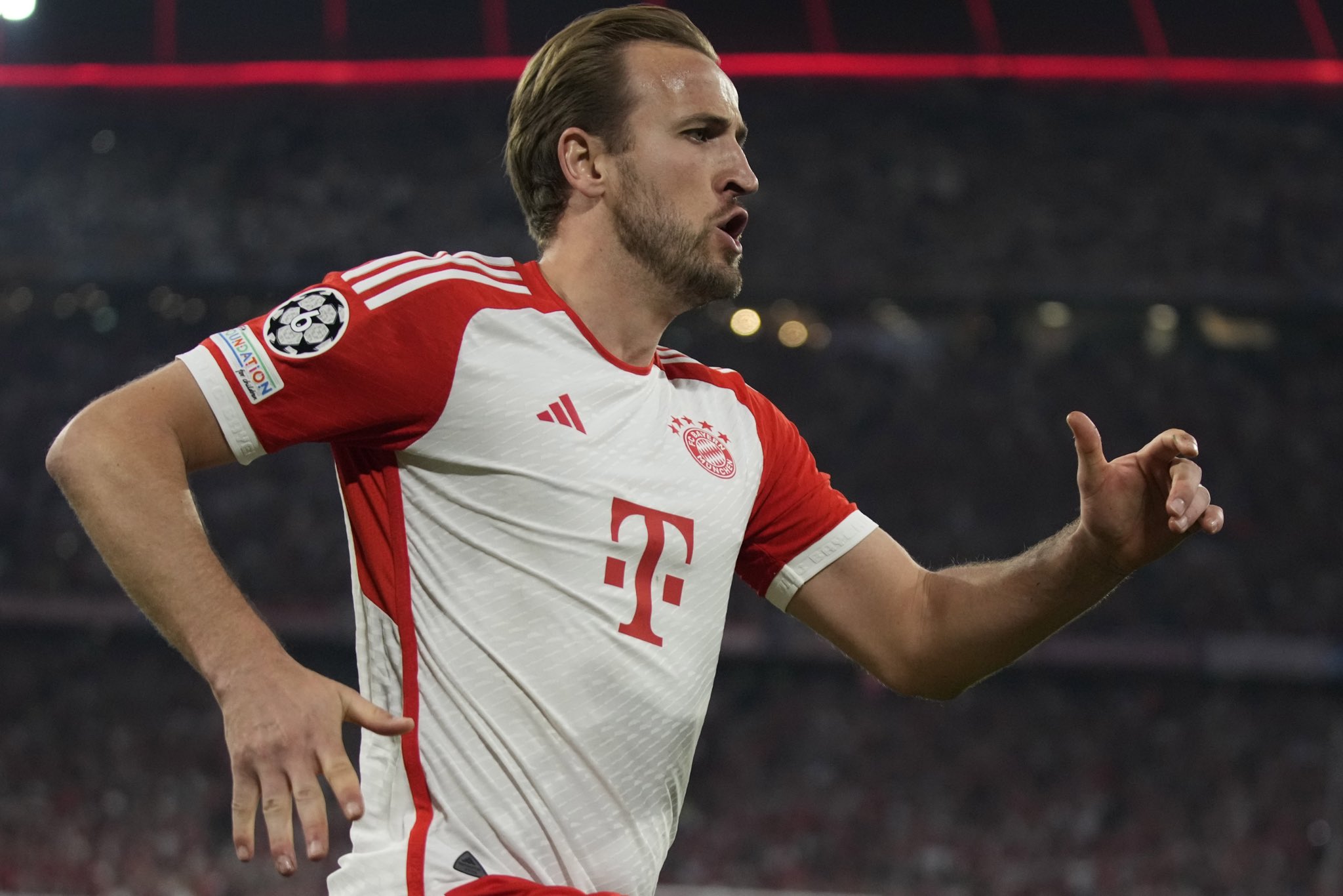 凯恩回归赛场，惊险取胜首场状态亮眼，DWG观众沸腾！