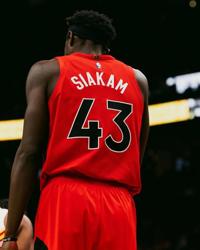 西亚卡姆重返赛场，领先优势明显首场状态出色，C9观众沸腾！赢得满堂喝彩的简单介绍